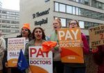 Rezidentni lekari v Anglicku spustili strajk za platy