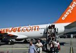 Lietadlo Easyjet nudzovo pristalo pasazier chcel do kokpitu