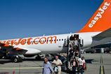 Lietadlo Easyjet nudzovo pristalo pasazier chcel do kokpitu