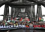 Masivny protest v Sydney Tisice ludi pochodovali mostom za Palestincanov