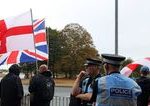 Britska policia zadrzala pat muzov ktori chceli vtrhnut do hotela