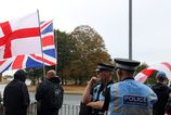 Britska policia zadrzala pat muzov ktori chceli vtrhnut do hotela