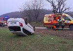 Nehoda v Novom Meste nad Vahom Auto skoncilo prevratene na streche v poli