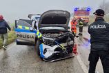 Zrazka policajneho auta a osobneho vozidla v Dvoroch nad Zitavou 63 rocny muz skoncil v nemocnici