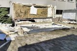 Z budovy Klientskeho centra v Komarne spadla cast strechy hlasia jednu obetu