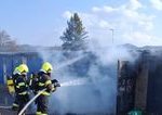 ziarski hasicii zasahuju pri poziari garaze