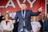 Ostreovaci volici privezini autobusmi a rady o bozkavani Robert Fico na oslavach odkazal ze vyhra volby aj keby ich slak trafil