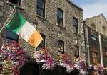 Dublinske tehlove domy a parky ziaria na jar Mierne pocasie je idealne na nakupovanie prechadzky a posedavanie v baroch