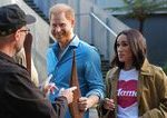 Napatie okolo Harryho navratu do Britanie Rozhodnutie o ochrane odstavilo Meghan a deti z londynskej cesty