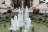 Nitra opat oziava vodou a svetlom Mesto po rokoch spustilo modernu fontanu na Svatoplukovom namesti