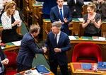 Orbanov system utrpel najtvrdski uder Madar presadil zmenu ustavy a odvolava prezidenta