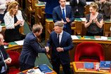 Orbanov system utrpel najtvrdski uder Madar presadil zmenu ustavy a odvolava prezidenta