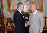 koniec jednej ery v britanii keir starmer podal demisiu kral karol iii poveri zostavenim vlady andyho burnhama