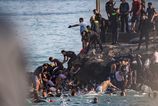 Europsky ostrov v Afrike prekrocili tiscky migrantov Niektor zahynuli Spaniaelsko posiela specilne sily