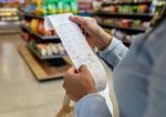 Slovaci viac minaju v kamenych obchodoch Maloobchodne trzby v druhom mesiaci po sebe realne vzrastli o 2 percenta