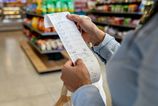 Slovaci viac minaju v kamenych obchodoch Maloobchodne trzby v druhom mesiaci po sebe realne vzrastli o 2 percenta