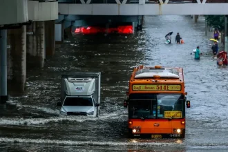 Bangkok bojuje s nezvyčajnými záplavami, núdzový stav vyhlásili v 50 obvodoch