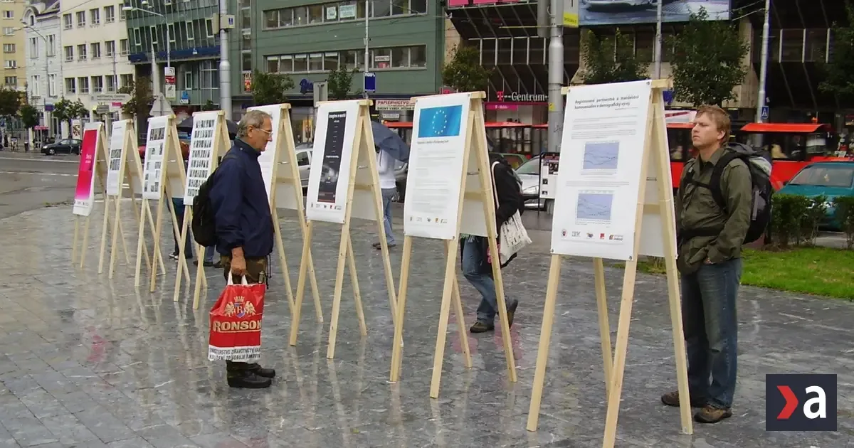 Bratislava hostí výstavu a diskusiu o dvoch desaťročiach boja za práva LGBTI+ ľudí