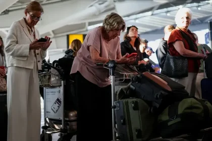 Britské letiská paralyzovala porucha riadenia letov, tisíce ľudí uviazli v halách