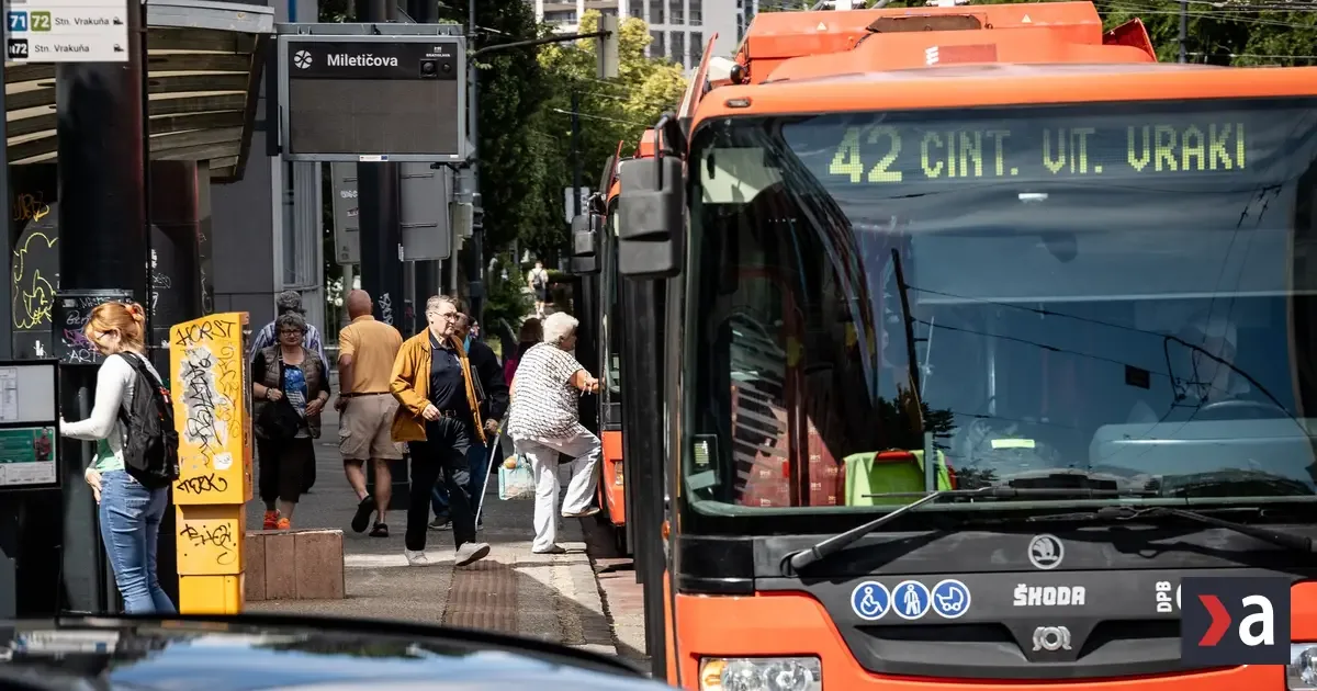 Cestovné v prímestských autobusoch a MHD v krajských mestách by mali znížiť na polovicu