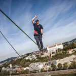 Estónsky majster sveta pokoruje rekord v chôdzi po slackline v Bratislave