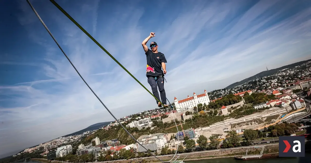 Estónsky majster sveta pokoruje rekord v chôdzi po slackline v Bratislave