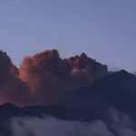 Etna opäť komplikuje dopravu, letisko v Catanii zostáva zatvorené