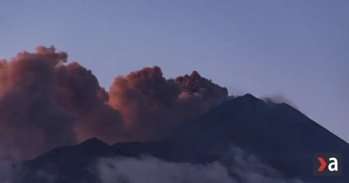 Etna opäť komplikuje dopravu, letisko v Catanii zostáva zatvorené