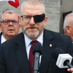 Europarlament zbavil imunity poľského poslanca Brauna. Čelí stíhaniu za výroky o holokaust