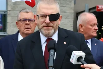 Europarlament zbavil imunity poľského poslanca Brauna. Čelí stíhaniu za výroky o holokaust