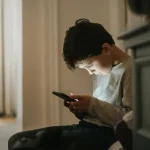 Facebook a Instagram sú nebezpečné: Deti pred nimi ochránime. Ako na to?