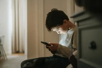 Facebook a Instagram sú nebezpečné: Deti pred nimi ochránime. Ako na to?