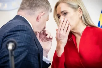 Fico hrá so Slovenskom nebezpečnú ruskú ruletu