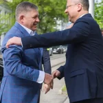 Fico zatiahne do svojej najväčšej „brindy“ aj Michala Šimečku