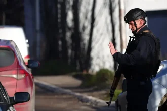 Kosovská polícia zadržala deväť Srbov. Objav masových hrobov otvára staré rany