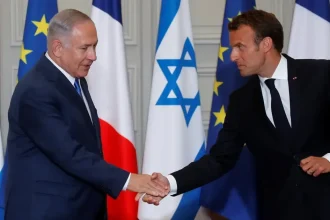 Macron kritizoval Izrael za Gazu aj osady, Netanjahu ostro reagoval