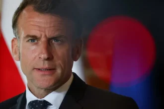 Macron poprel varovanie CIA: Francúzsko nemá hlásenie o ruských dronoch