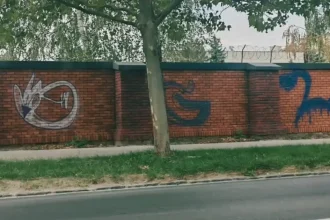 Mal odradiť výtržníkov, no neobstál. Múr okolo areálu Kukurice zničili vandali