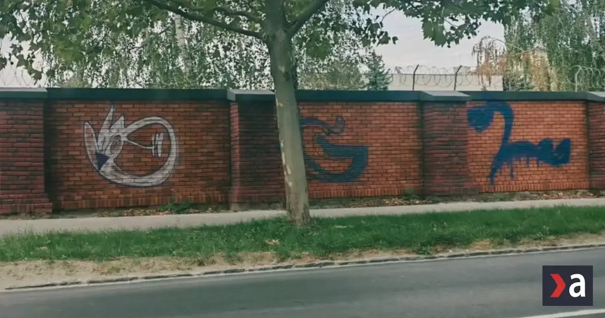 Mal odradiť výtržníkov, no neobstál. Múr okolo areálu Kukurice zničili vandali