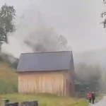 Na Kysuciach horí chata pri lyžiarskom stredisku, premávku obmedzuje zásah hasičov