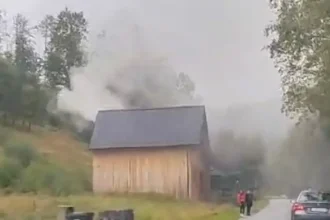 Na Kysuciach horí chata pri lyžiarskom stredisku, premávku obmedzuje zásah hasičov
