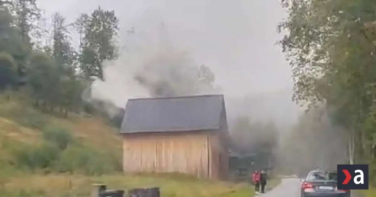 Na Kysuciach horí chata pri lyžiarskom stredisku, premávku obmedzuje zásah hasičov