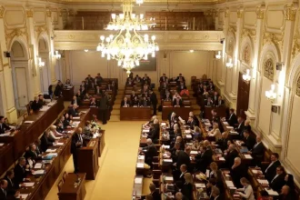 Napäté hlasovanie v českom parlamente: poslanci sa chystajú kritizovať aj podporiť Babiša
