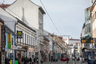 Nedeľné zhromaždenie obmedzí dopravu v centre Bratislavy, polícia varuje
