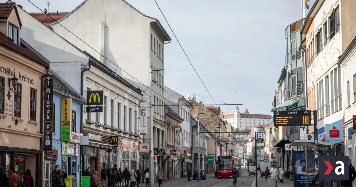 Nedeľné zhromaždenie obmedzí dopravu v centre Bratislavy, polícia varuje