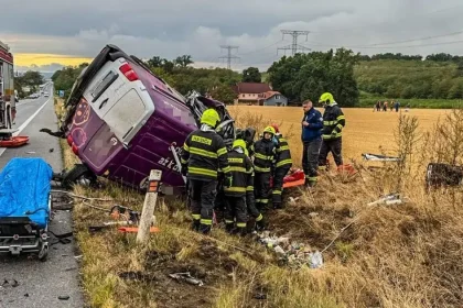 Nehoda uzavrela cestu v okrese Košice-okolie, na mieste zasahuje vrtuľník
