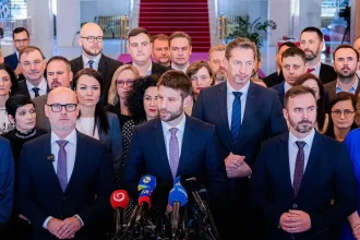 Opozícia vyzýva Fica na predčasné voľby, strany sú na január pripravené