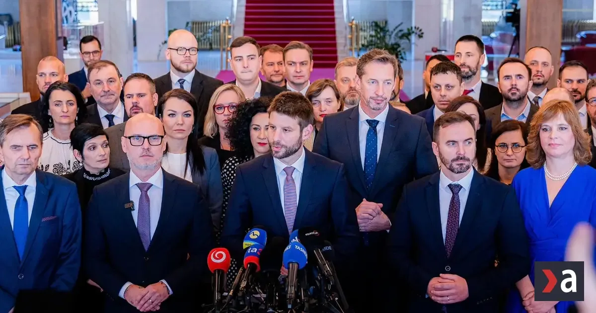 Opozícia vyzýva Fica na predčasné voľby, strany sú na január pripravené