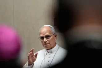 Pápež Lev XIV. podporil novinárov po zákaze médií v Bielom dome