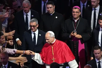 Pápež Lev XIV. v Paríži vyzval na dôstojný život migrantov a kritizoval prístup USA